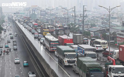 Hà Nội mịt mờ trong mưa lạnh, đường phố ùn tắc đến gần trưa