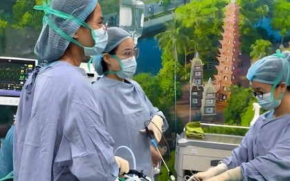 Phẫu thuật loại bỏ u quái buồng trứng chứa đầy tóc, xương và răng