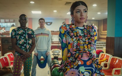 Xem phim Sex Education, tôi vội vàng xóa hết ảnh con trên mạng xã hội: Sợ hãi bị "đánh giá" suýt đã làm hại con tôi