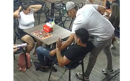 Clip sốc: Nam ca sĩ cùng thực khách bị dí súng, cướp sạch tài sản giữa nhà hàng