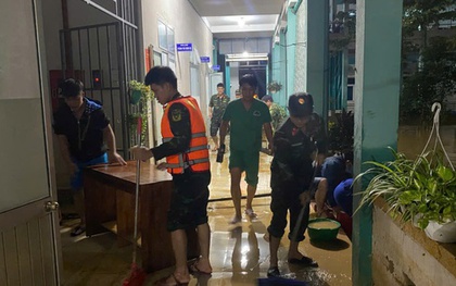 Nước rút, lực lượng vũ trang Đà Nẵng giúp dọn bùn trong đêm