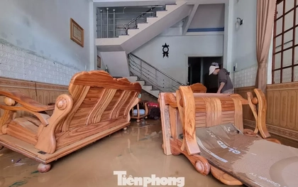 Cảnh tượng xót xa sau 3 đêm chạy lụt trở về: Nhà cửa nhuộm bùn, xơ xác