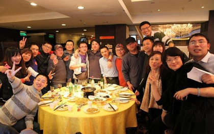 Họp lớp báo 23 người tham gia, lúc đi ăn lại thành 52 người: Ăn xong tôi lặng lẽ rời nhóm chat!