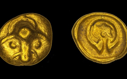 Dò kim loại trên cánh đồng, người đàn ông tìm thấy kho báu quý giá