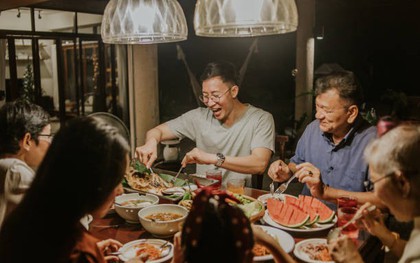 Họp gia đình được hỏi lương, tôi định trả lời 10 triệu đồng thì mẹ nói thay: “70 triệu/tháng”, lúc sau nhận được 1 tờ giấy cả đời không thể quên