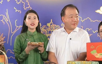 Gây bão TikTok: Cục trưởng Cục QLTT lần đầu xuất hiện trên livestream cùng KOL Hoa hậu Vỉa hè trải nghiệm bánh Trung thu