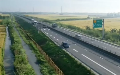 Tài xế dừng ô tô ở cao tốc để bay flycam, quay hình đăng TikTok