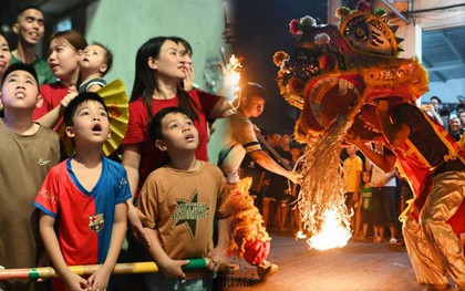 Hàng nghìn người đổ ra đường đón Trung thu, phố phường Hà Nội - TP.HCM náo nhiệt như trẩy hội