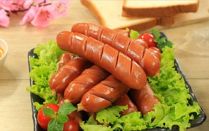 Người đàn ông 25 tuổi liệt giường sau khi ăn xúc xích