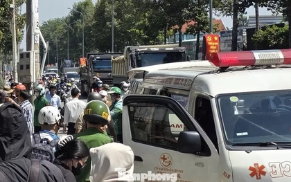 Taxi tông cây xanh, cuốn xe máy rồi lao vào nhà dân, một người tử vong