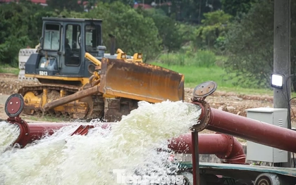 6 máy bơm hoạt động ngày đêm ‘giải cứu’ xóm ngập cả tuần ở Hà Nội
