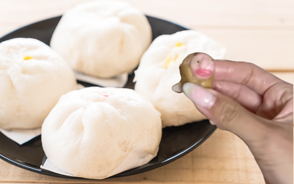 Chiếc bánh bao mở ra là cả bầy “gián con” nằm chi chít bên trong khiến nhiều người kinh hoàng