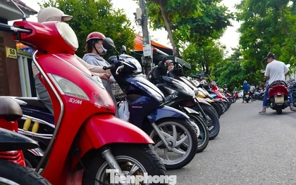 Phụ huynh xếp xe thẳng như căng chỉ trước trường học Đà Nẵng