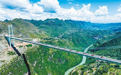Trung Quốc xây cầu hơn 7.400 tỷ đồng bắc ngang qua “vết nứt của Trái đất”: Tích hợp cả khu du lịch trên không, du khách được ngồi uống cà phê ở độ cao hơn 600m