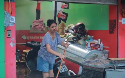 Người Hà Nội thức trắng cứu xe, dọn nhà giữa ngổn ngang bùn nước
