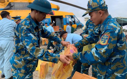 Trực thăng quân sự mang 4 tấn hàng hoá cứu trợ đến vùng lũ Lạng Sơn