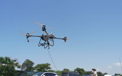 Dùng drone chuyển thuốc cho bé 4 tháng bị sốt cao giữa tâm lũ