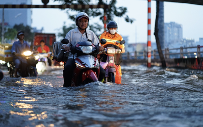 TP.HCM: "Vượt sông" về nhà