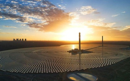 Chỉ có thể là Trung Quốc: Đưa công nghệ từng thất bại tại Mỹ lên tầm cao mới, lắp 27.000 tấm gương ‘đuổi theo’ mặt trời, giam nhiệt vào tháp cao 200 mét, phát điện ngày lẫn đêm