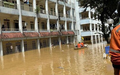 Sinh viên bị cô lập giữa lũ, trường đại học lập đội cứu trợ khẩn cấp trong đêm