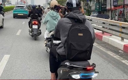 Thanh niên vừa lái xe vừa lướt điện thoại bị xử phạt 900.000 đồng