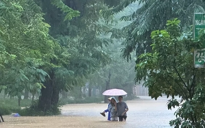 Vùng tâm mưa lại dịch xuống Huế - Đà Nẵng, nguy cơ tái ngập lụt lớn