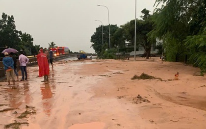 Mưa lớn làm tràn cát xuống Quốc lộ 1, sạt lở tuyến cao tốc Vĩnh Hảo - Phan Thiết