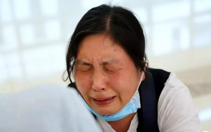 Người phụ nữ gửi tiết kiệm 3,7 tỷ đồng, 5 năm sau chỉ nhận về hơn 4.000 đồng, chất vấn ngân hàng thì được thông báo thêm: “Sổ tiết kiệm của chị là giả”