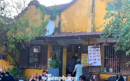 Phố cổ Hội An sạch tinh tươm, du khách tấp nập sau bão