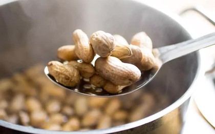 Người phụ nữ 56 tuổi mỗi ngày đều ăn 1 nắm lạc luộc, nửa năm đi khám, kết quả khiến bác sĩ bất ngờ