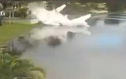 Rơi máy bay chở hàng cứu trợ sau bão, 2 cha con tử vong thương tâm