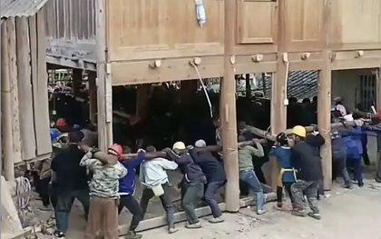 Tin được không: 200 người làm “thần đèn” di chuyển thành công ngôi nhà nặng 6 tấn đi 30m, chủ nhà khẳng định “Không ai lấy tiền công”