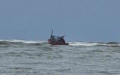 Gặp nạn cách bờ 500m, 8 ngư dân Quảng Trị bám trụ tàu cá chờ cứu