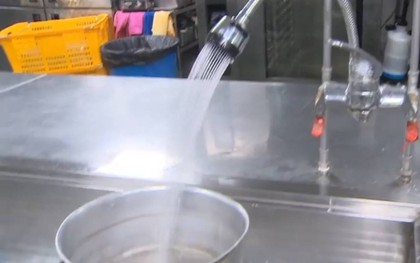 Dừng ngay việc lấy nước nóng trực tiếp từ vòi để nấu ăn: Thử nghiệm của chuyên gia đưa ra kết quả bất ngờ