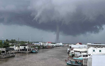 Vòi rồng xuất hiện trên vùng biển Cà Mau