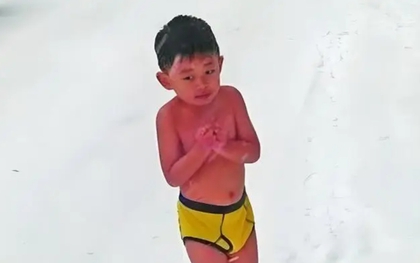 Bạn còn nhớ cậu bé 4 tuổi bị bố bắt cởi trần chạy trong tuyết không? Hiện tại học rất giỏi, nhưng nhìn chi tiết này ai cũng lo!