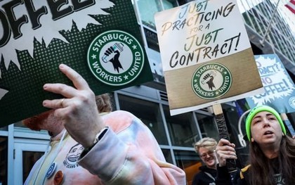 Nhân viên Starbucks đồng loạt đình công vì kiệt sức, 65 cửa hàng "đóng băng" đúng mùa lễ hội