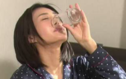 Vì sao không nên uống nước trước khi ngủ?