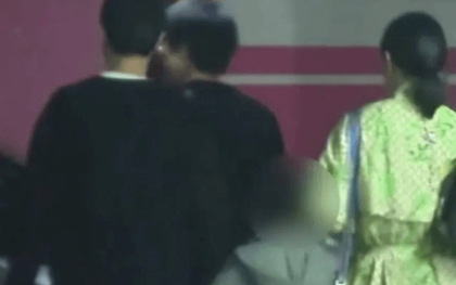 Bức ảnh "mờ căm" của con trai nữ chính phim giờ vàng gây sốt: Có giáo dục tốt hay không, chỉ cần xem khoảnh khắc này!