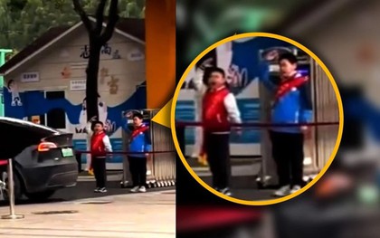 Trường học ở Trung Quốc bắt học sinh đứng chào giáo viên lái ô tô vào