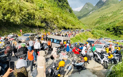 Hà Giang lúc này ken đặc khách, biển người nhích từng cm trên dốc Thẩm Mã