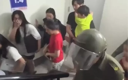 Cháy căn hộ chung cư, hàng trăm người tháo chạy