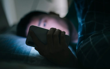 Nghiên cứu 1.300 người tiết lộ sự thật chấn động về thói quen dùng điện thoại trước khi ngủ