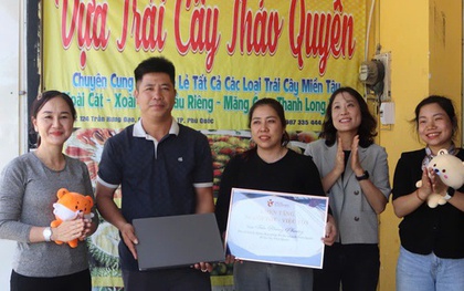 Đại diện Tổng cục Du lịch Hàn Quốc tri ân người đàn ông bán trái cây ở Phú Quốc