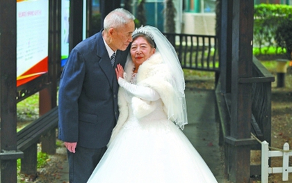 Đám cưới độc nhất vô nhị trong viện dưỡng lão của cụ ông U100 và cụ bà 85 tuổi