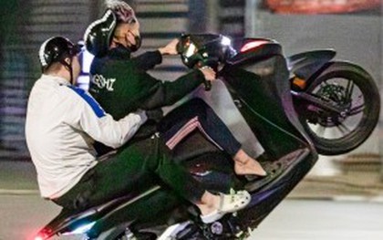 Quái xế kẹp 4, bốc đầu, rú ga kinh hãi trên phố Hà Nội giữa đêm khuya