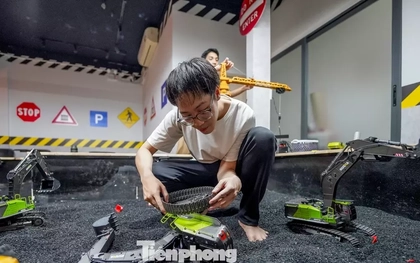 Giới trẻ TPHCM mê mẩn quán cà phê 'lái xe địa hình'