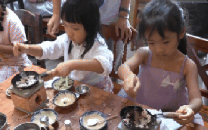 VIDEO: Quán cà phê “chơi đồ hàng” cháy chỗ, phụ huynh xếp hàng cho con làm đầu bếp tí hon