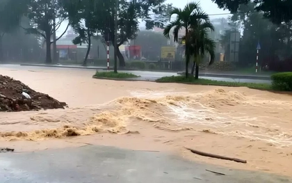 Huế kêu gọi tàu thuyền vào bờ, di dời khẩn cấp nhiều hộ dân do mưa rất lớn, gió mạnh