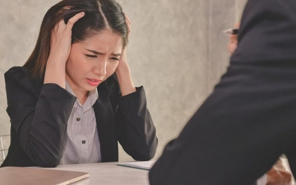 Nhà tuyển dụng nam hỏi: "Cái gì lúc mềm lúc cứng?", cô gái trẻ trả lời một câu khiến ứng viên còn lại ngượng chín mặt và được nhận luôn